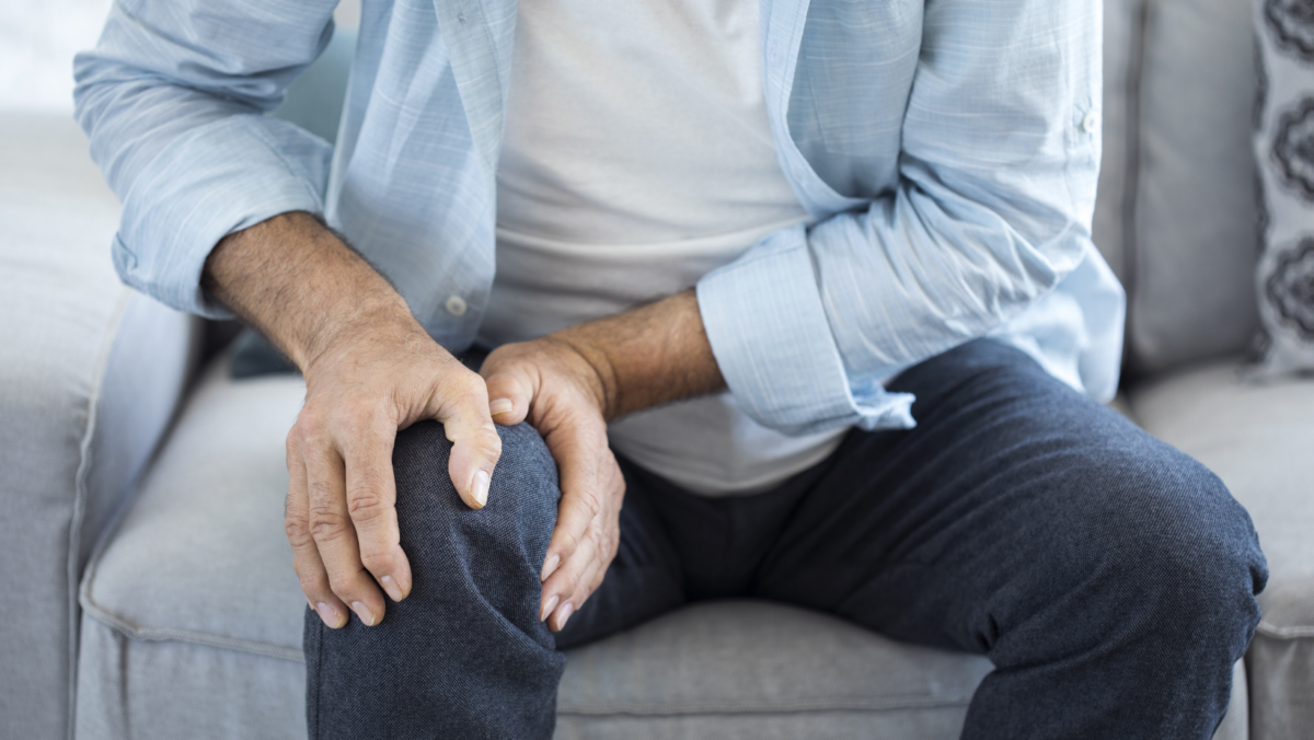 Older man experiencing knee pain